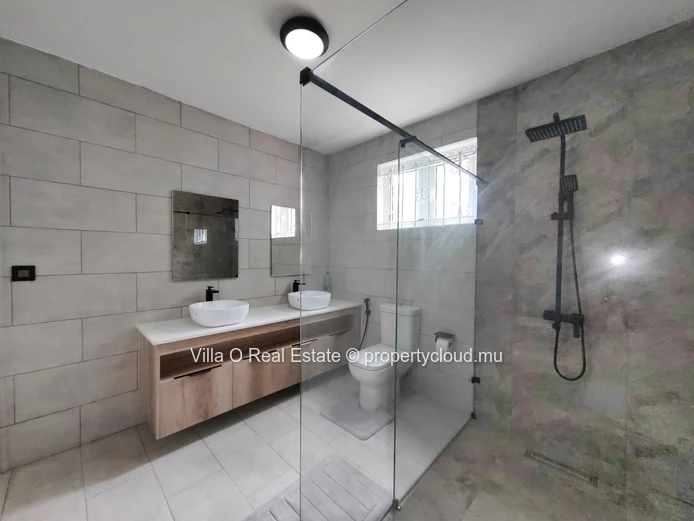 Dispo au 15 Janvier. Jolie pieds dans l'eau privatif pour cette belle villa spacieuse, fraichement rénovée, fonctionn...