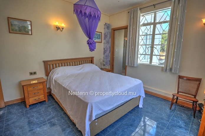 Charming 4-bedroom house in second row 