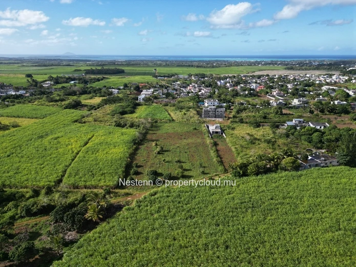 Vaste terrain résidentiel de 6330 m² avec accès routier sur deux côtés à proximité de projets résidentiels