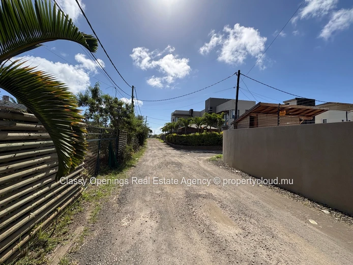 850 m² Grand Baie Land — Quiet Street, Near Bus, School & Shops