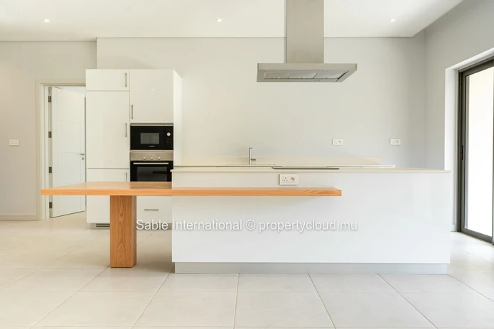 Appartement R+2 à vendre à Pointe aux Canonniers, 149m², 3 chambres, piscine commune, parking. Accès mer, court de te...