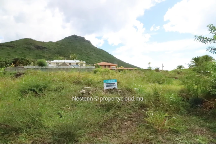 Residential land of 1065 m2 in a popular area of the west.