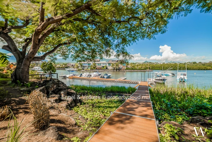 Elegant Waterfront Living with Boat & Skipper Access