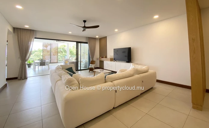 For rent - Apt - Pointe aux Canonniers: partial sea view - 3 en-suite bedrooms - covered terrace - communal pool - gy...