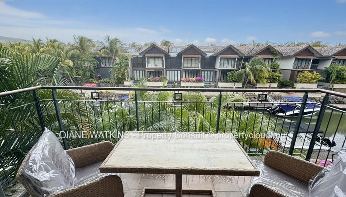 Duplex de 3 chambres en bord de marina à vendre à Rivière Noire