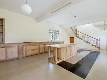 6 Bedroom House