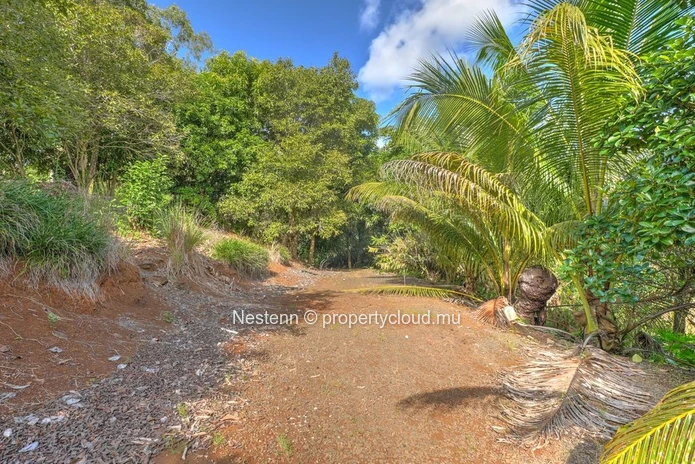 Spacious 275 m² house on a land of 13,802.67 m² in Chemin Grenier with sea and mountain views.