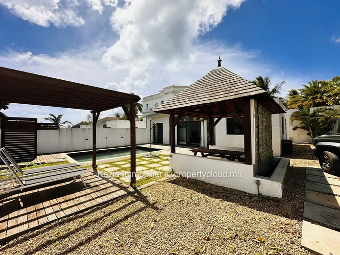 Bungalow With Pool And Garden