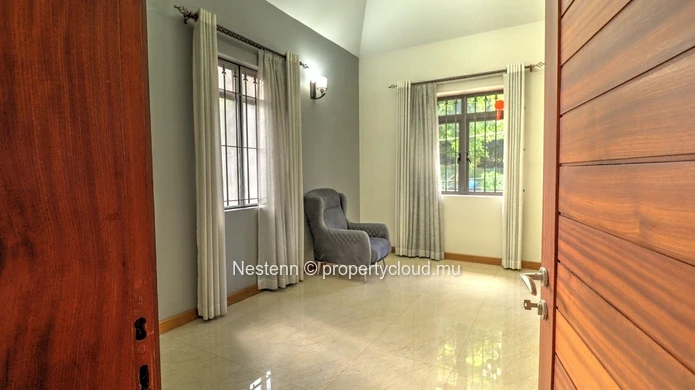 Modern single-storey villa with 6 bedrooms close to amenities.