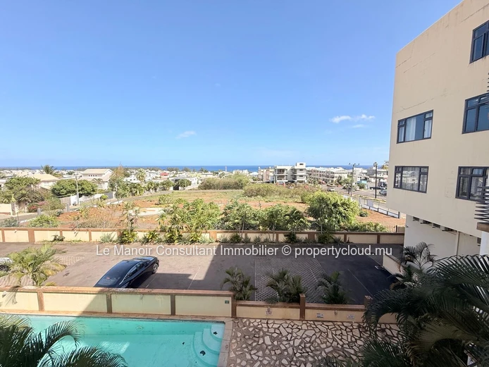 3-Bedroom Apartment - Sea view - Close to bus stop, shops and beaches