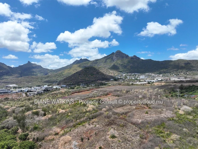 À Vendre – Terrain Commercial à Montebello