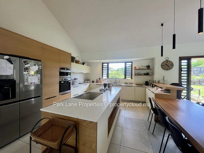 Maison d'architecte spacieuse sur jardin généreux