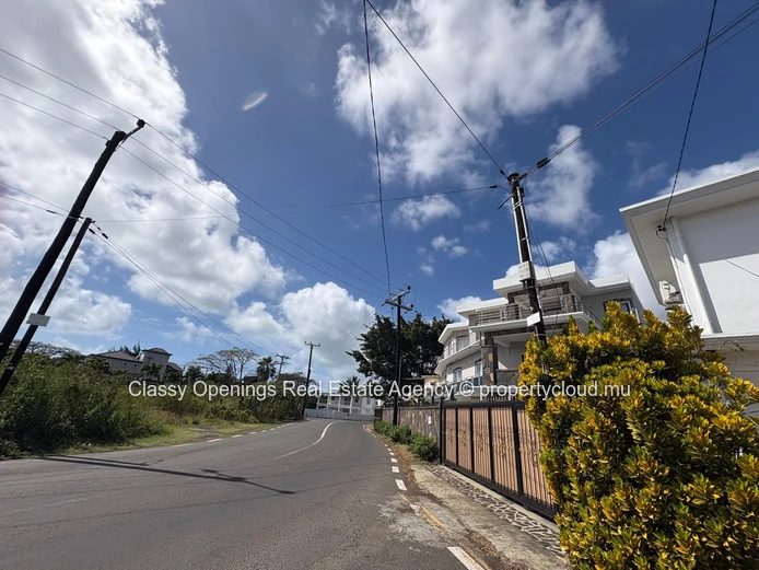 Pereybere 715 m² Plot — Near Golf, Bus Stop & Shops