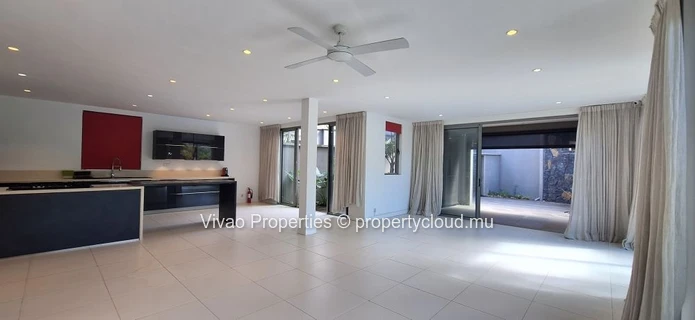 Villa IRS à vendre à Rivière Noire, 5 chambres, piscine privée, vue mer et montagne, proche commodités, amarrage pour...