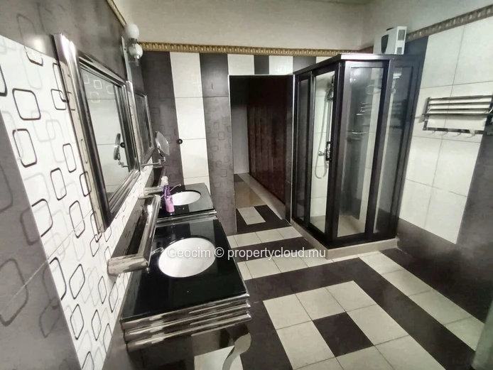 Ebène maison meublée de 4 càc 3 sdb bureau sur 134 toises terrain clos. Disponible. (Mandat exclusif)