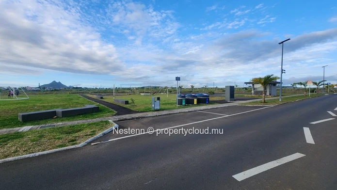 Terrain à vendre à l'Avenir, 581,12 m² clôturé avec vue sur la montagne, proche des écoles, des arrêts de bus, du gol...
