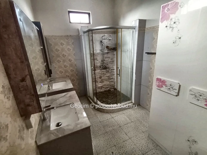 Ebène maison meublée de 4 càc 3 sdb bureau sur 134 toises terrain clos. Disponible. (Mandat exclusif)