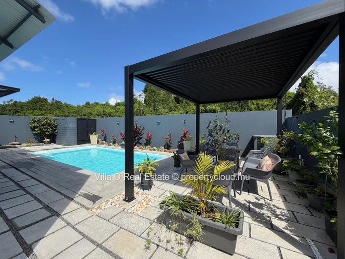 In a private neighborhood, close to the sea, this villa with modern architecture is bright and spacious. It offers in...