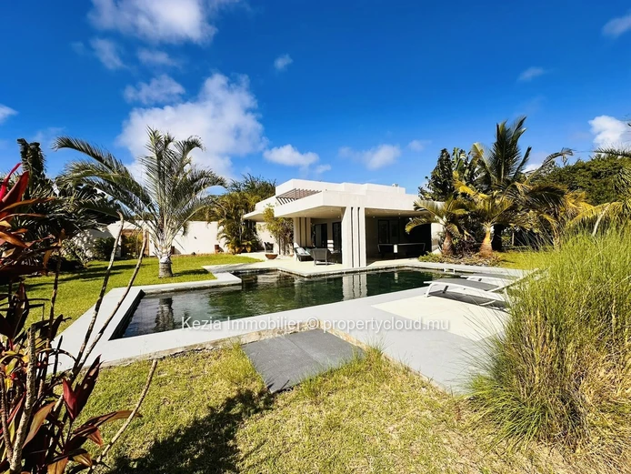 Contemporary Villa In The Heart Of An Exceptional Garden