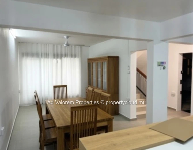 À Louer : Superbe Triplex Neuf De 600 M² À Coromandel!