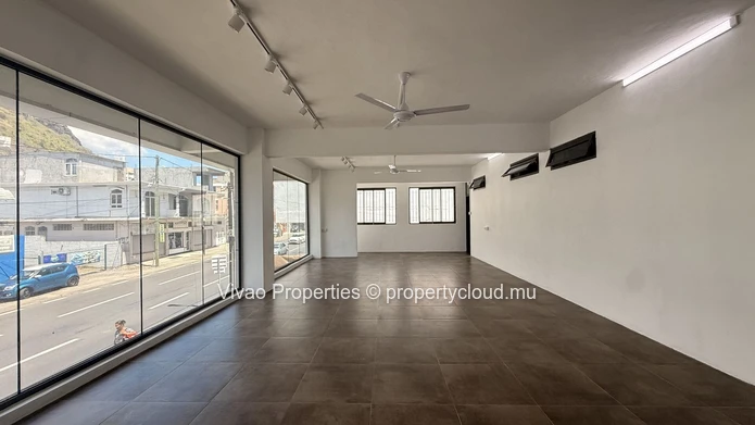 Exclusivité sur route principale au cœur de Port-Louis - Local commercial de 275 m² à louer au premier étage (Mandat exclusif)