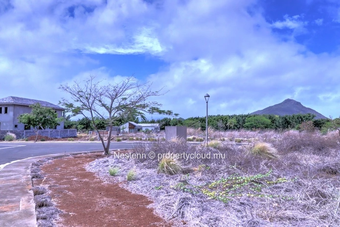 Très grand terrain résidentiel de 1083m2 dans un morcellement prisé de l'ouest