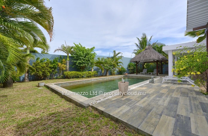 Villa PDS à vendre, Grand Baie, 347m², terrain 758m², 3 chambres, piscine, proche commerces, meublée, gardien, terras...