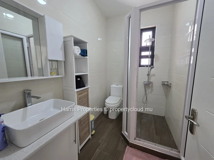 Magnifique appartement au 2e étage à louer dans une résidence haut de gamme à Pereybere, avec ascenseur