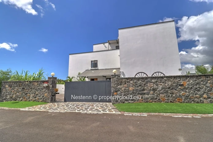 Appartement moderne de 2 chambres avec salle de bains privative et piscine