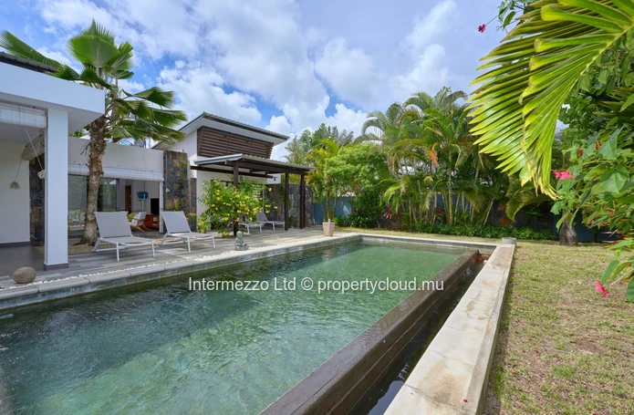 Villa PDS à vendre, Grand Baie, 347m², terrain 758m², 3 chambres, piscine, proche commerces, meublée, gardien, terras...