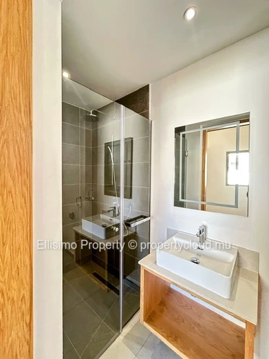 Appartement moderne de 2 chambres avec salles de bain attenantes & prestations haut de gamme – Rs 65,000