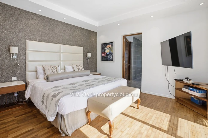 Calodyne - Elegant 4 en-suite bedroom home with swimming pool and garden
