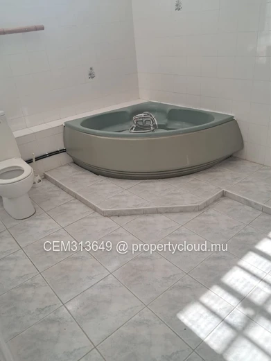 3 Chambres Maison avec Piscine à Vendre – Trou d'Eau Douce