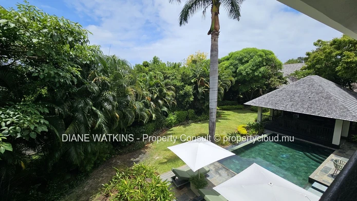 Contemporary Luxury Villa for Sale in Prestigious Golf Estate