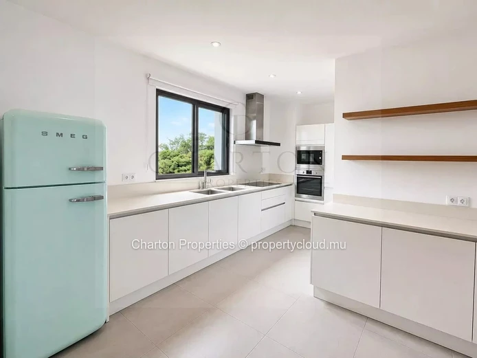 Two-bedroom apartment with shared pool near Peyrebère beaches