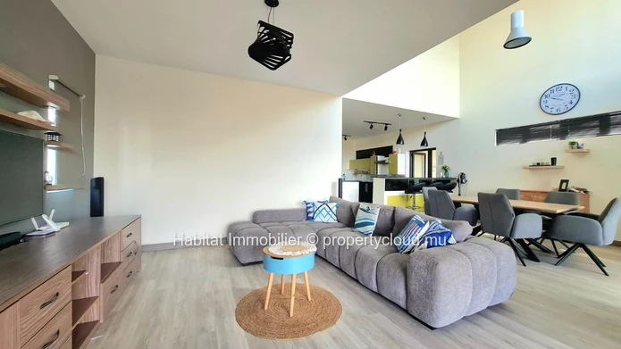 Découvrez un mode de vie élégant dans ce 183m² duplex penthouse entièrement meublé, alliant espace, praticité et empl...