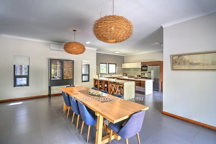 Superbe propriété de plain pied de 4 chambres située dans un écrin de verdure