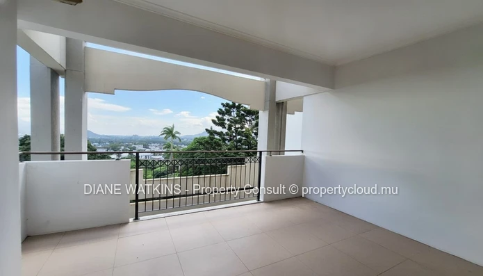Appartement moderne à vendre à Floréal avec balcon et vue panoramique.