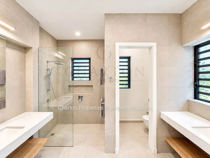 New 3-bedroom en suite apartment with mountain view