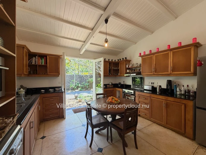 A true marvel, this lovely Creole house with 4 bedrooms, including 2 en-suite, and its vast colonial terrace exudes w...