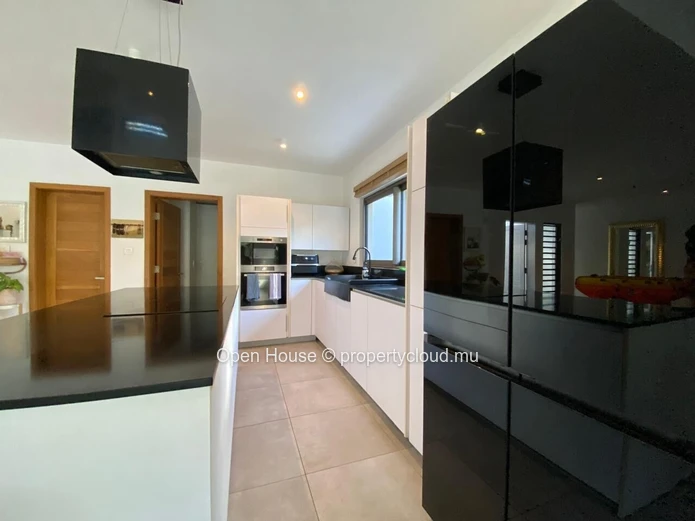 Splendid 4-bedroom en-suite villa for sale - highly sought-after estate and ideally located in Grand Baie -