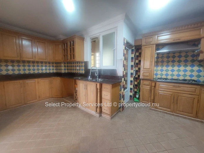 À Vendre : Spacieux Appartement au Centre de Quatre Bornes à Rs