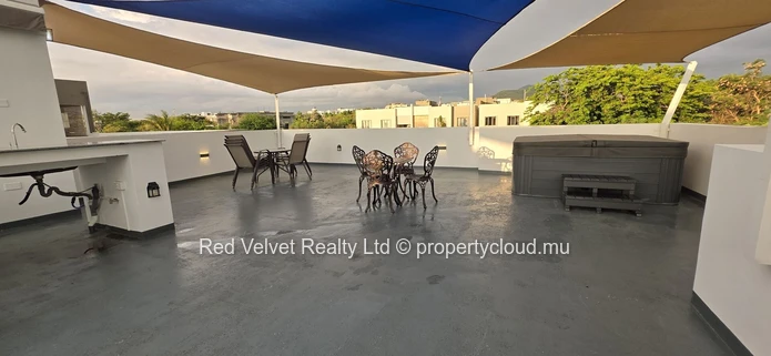 Luxury Furnished 3-Bedroom Townhouse with Rooftop Terrace and Jacuzzi – Flic en Flac | Rs 15M