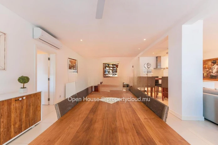 Appartement pieds dans l'eau à louer à Rivière Noire, Tamarin, 4 chambres, piscine privée, meublé.