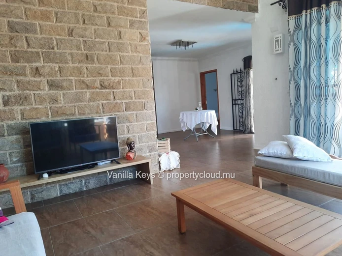 Élégante Maison Familiale avec Piscine à Vendre  a St Antoine