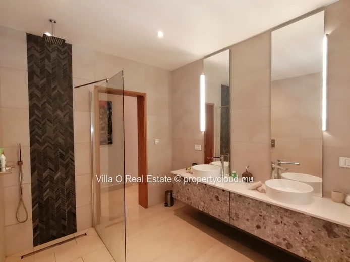 Sublime villa complètement rénovée, a multiples ouverture sur une très grande terrasse et sa jolie piscine, vue sur u...