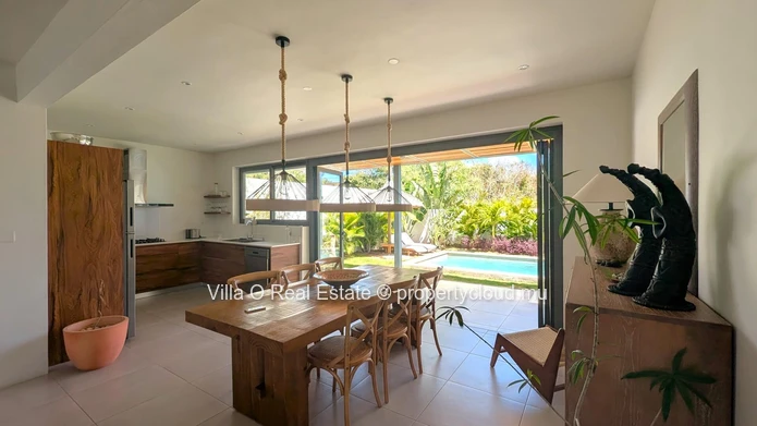 Séduisante maison au look sophistiqué, grâce aux matériaux noble et finitions haut de gamme. La piscine au sel est su...
