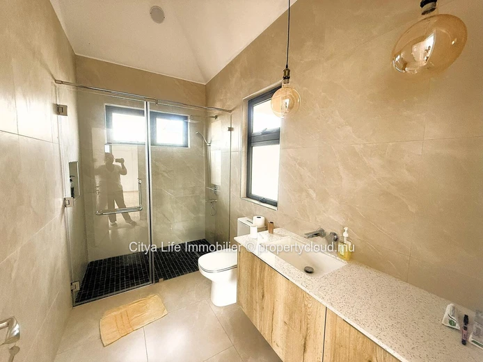 Modern 4-Bedroom Home for Sale – American Floor Plan | 400m² Built | 649m² Land