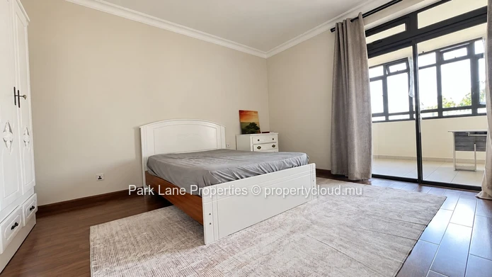 Living at the top, in the heart of Quatre Bornes!