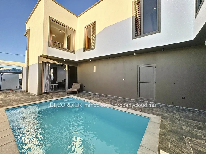 Grande maison individuelle avec piscine